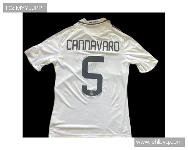 足球场上的传奇球星穿球衣瞬间展现力量与风采的完美时刻