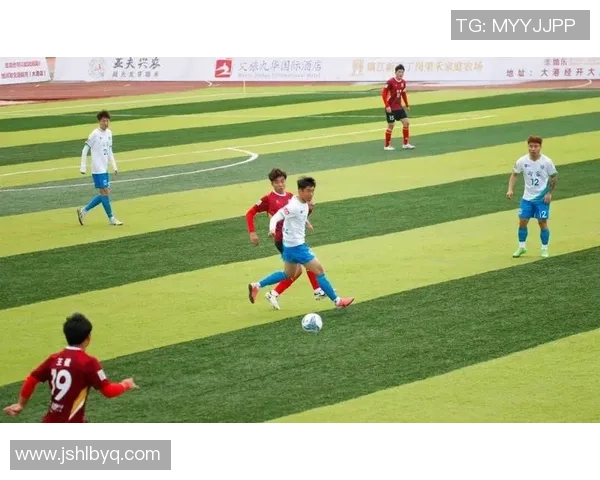 足球巨星亲临绿茵赛场展现非凡实力点燃全场热情与无尽期待